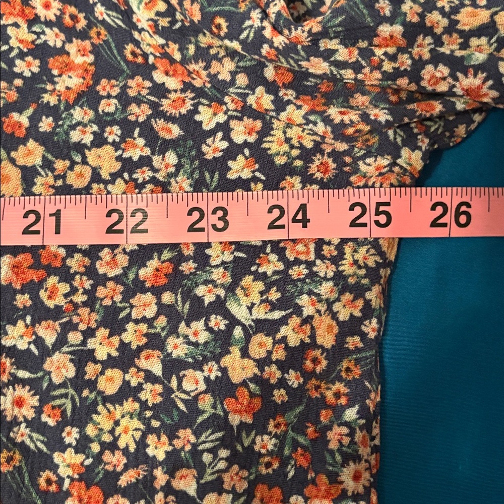 Elegant Floral V-Neck Blouse - Picture 9 of 12